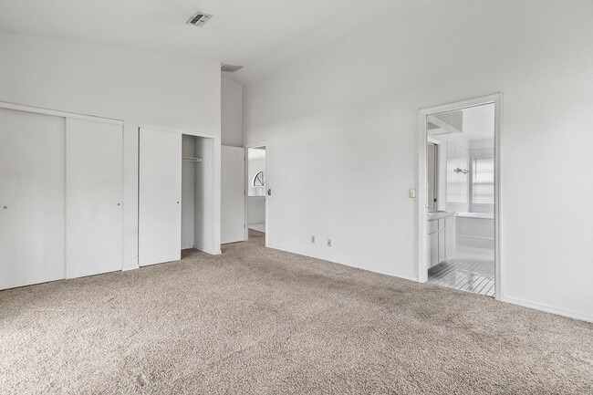 Building Photo - Annual ** 4 Bed / 3 Bath Single Family Hom...