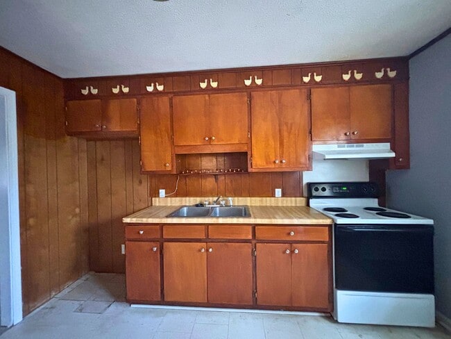 Building Photo - 2 Bedroom Brick House with Large Yard & St...