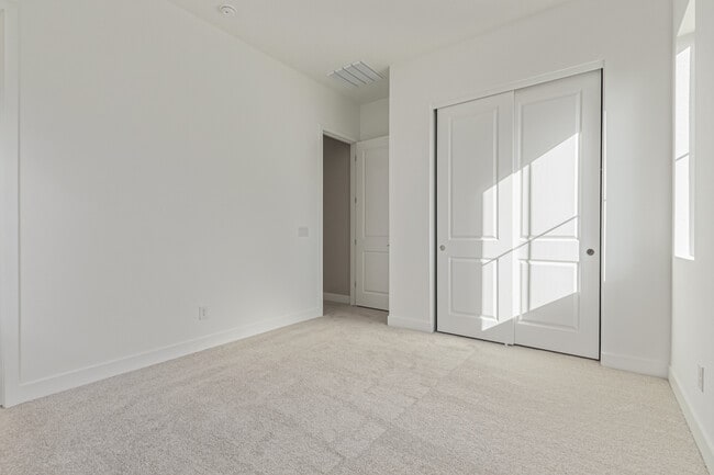 Building Photo - 713 W Longwood Dr