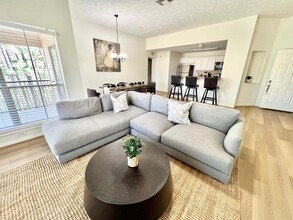 Building Photo - 8051 Bay Branch Dr