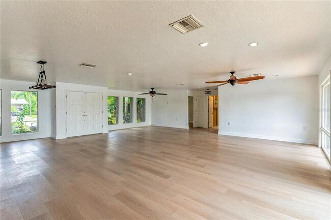 Building Photo - 3225 E Rosery Rd