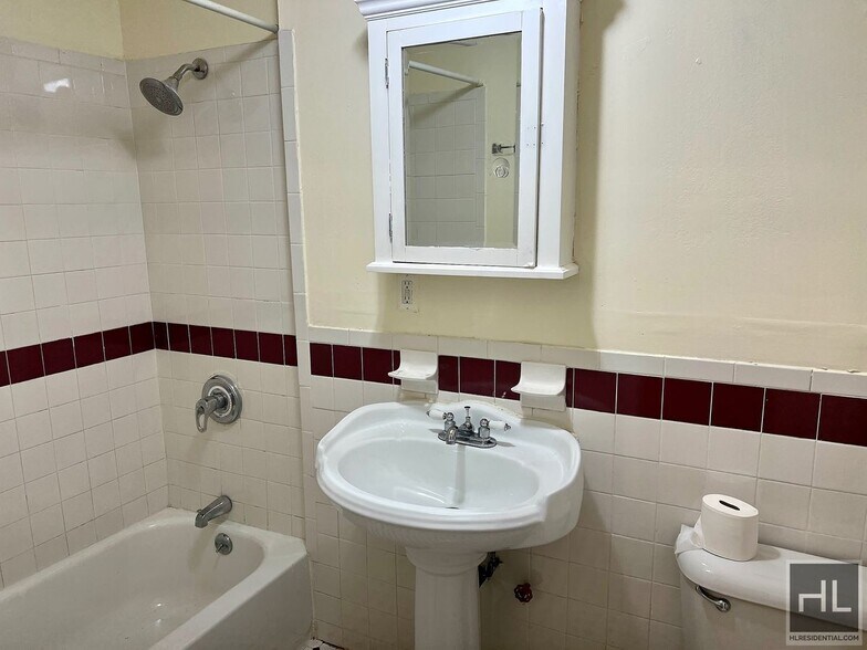Building Photo - 4BR 1BA Historic Mixed Use Loft w/ Massive...
