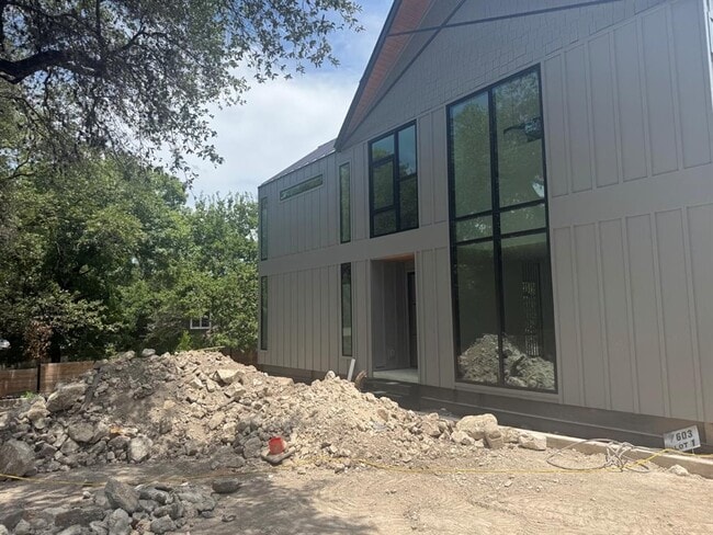 Building Photo - 1603 Chelsea Ln