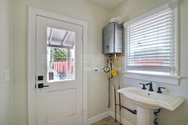 Building Photo - 4685 Hamilton St