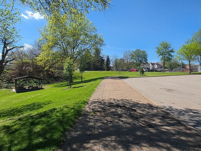 Building Photo - Spacious Town Home in Brighton Heights!