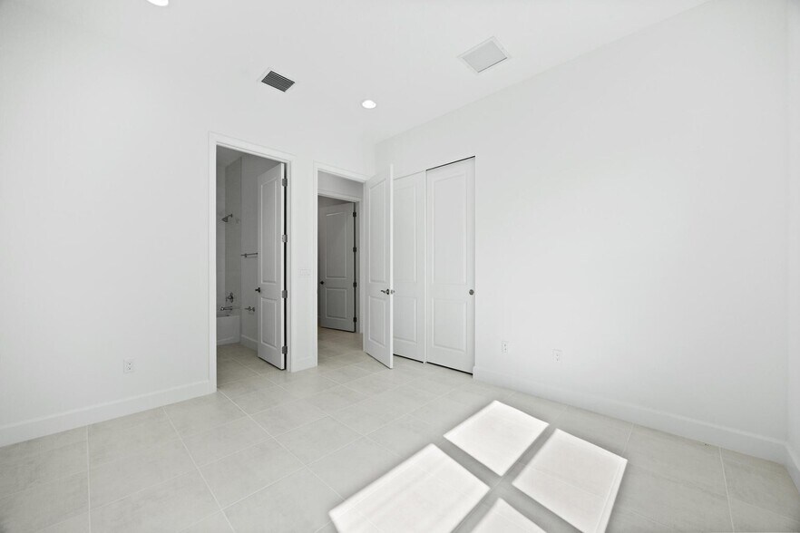 Building Photo - 15144 Wildwood Cir