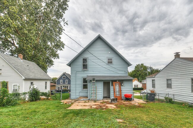 Building Photo - Beautifully updated 3-bedroom, 1-bath home that’s move-in ready.
