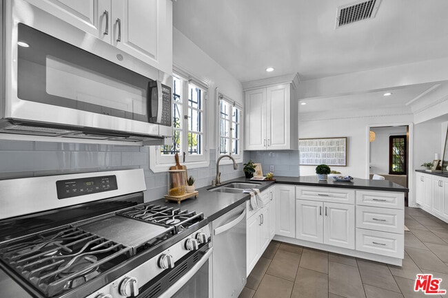 Building Photo - 203 S Detroit St