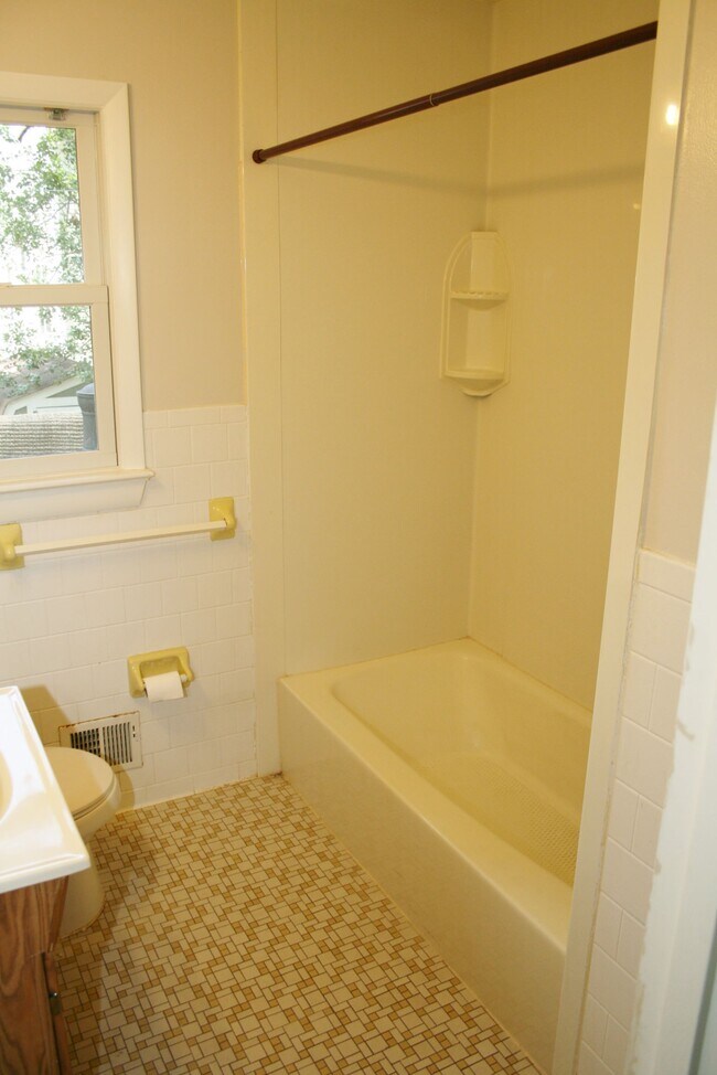 Building Photo - 576 Manor Rd
