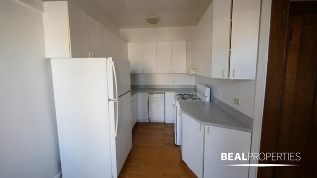 Building Photo - 1 bedroom in CHICAGO IL 60613