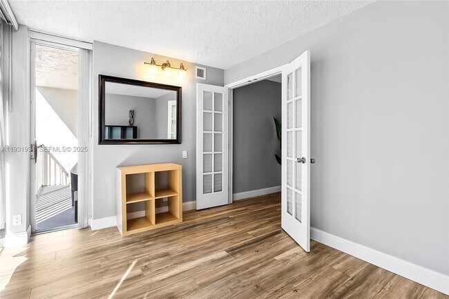 Building Photo - 400 Leslie Dr