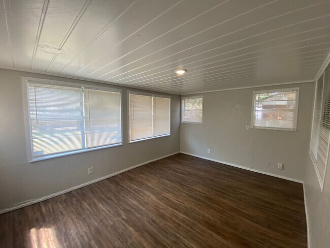 Building Photo - 3 bedroom 2.5 bath!