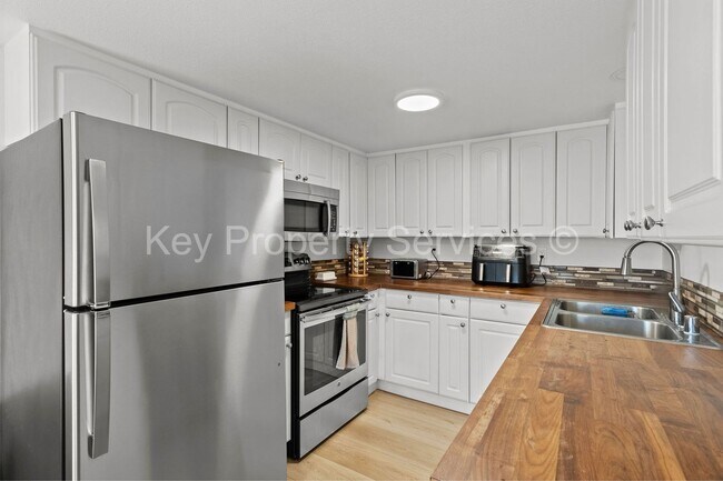 Building Photo - Updated Lakeshore Area Condo