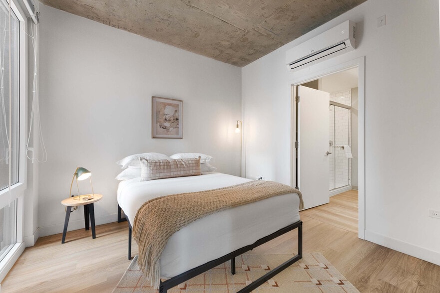 Building Photo - 853 W Blackhawk St