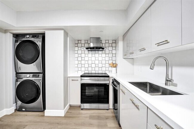 Building Photo - 3200 Port Royale Dr N