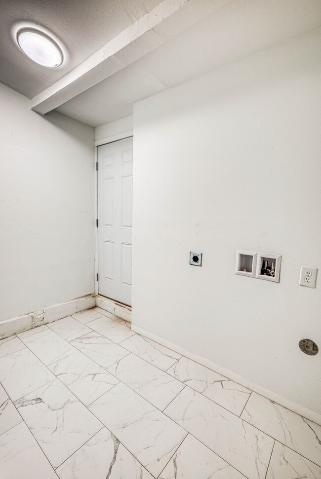 Building Photo - Central Renovated House 2 bed / 1 bath wit...