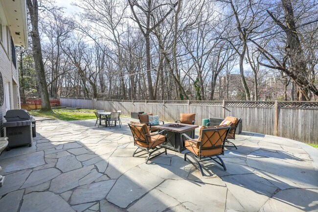 Building Photo - 5128 Linnean Terrace NW