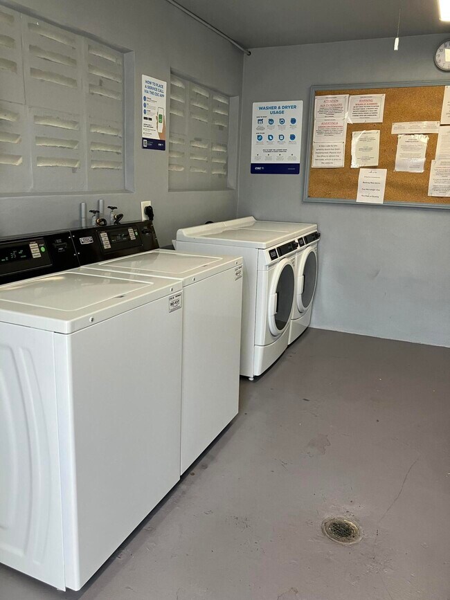 Building Photo - 5483 Cresthaven Blvd