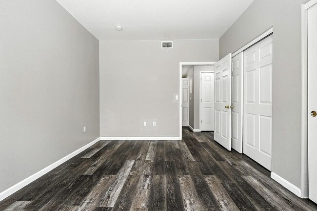 Building Photo - Immaculate Updated 2-Bedroom, 2-Bath Groun...