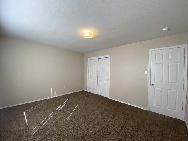 Building Photo - COMMUNITY POOL - LARGE 4 BEDROOM - Master Upstairs