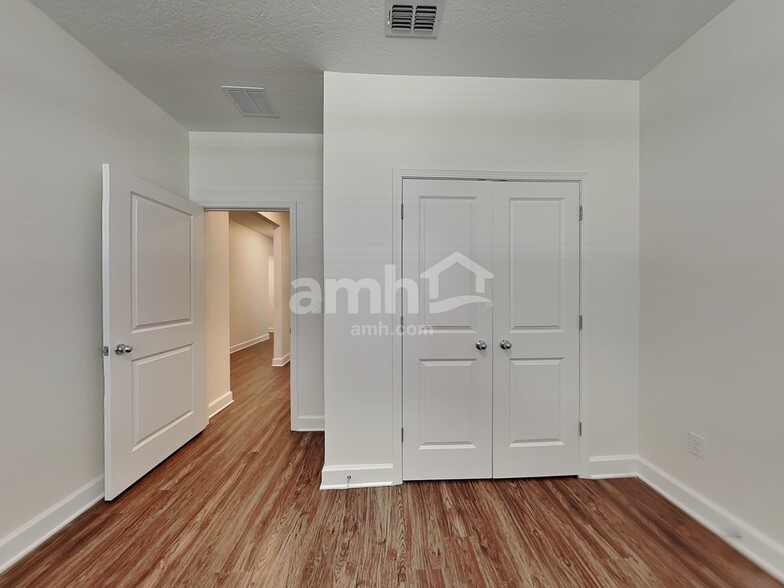 Building Photo - 484 Banyan Frst Dr