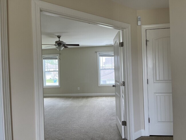 Building Photo - 834 Solomon Dr