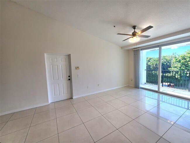 Building Photo - 1021 Villa Cir