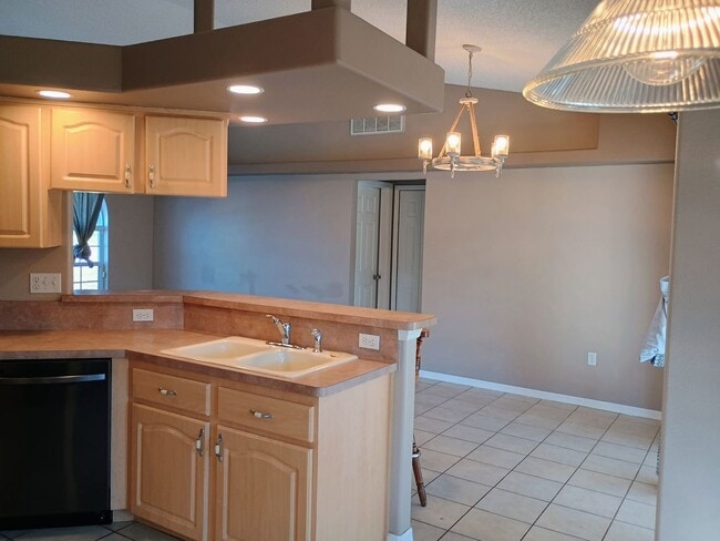 Building Photo - 3 bedroom 2 bathroom Fenced in yard