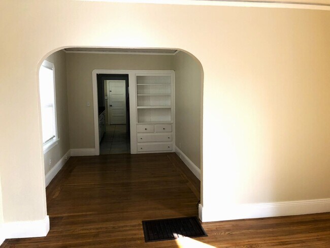 Building Photo - F03230