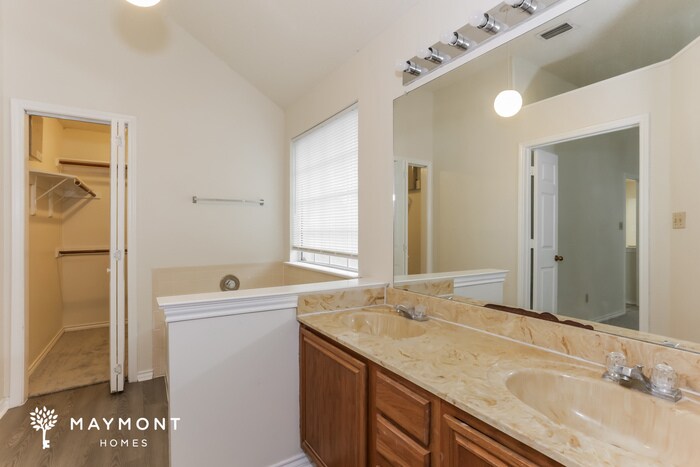 Building Photo - 2333 Cromwell Dr