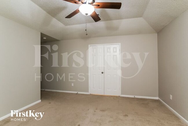 Building Photo - 123 S Village Knoll Cir