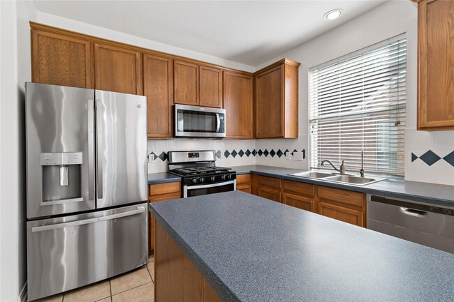 Building Photo - 3326 Lakeway Ln