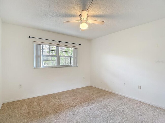 Building Photo - 831 Maple Ct