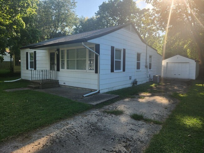 Building Photo - Beautiful remodeled 3BR, 1.5 Bth with garage and fenced backyard with newer stainless appliances