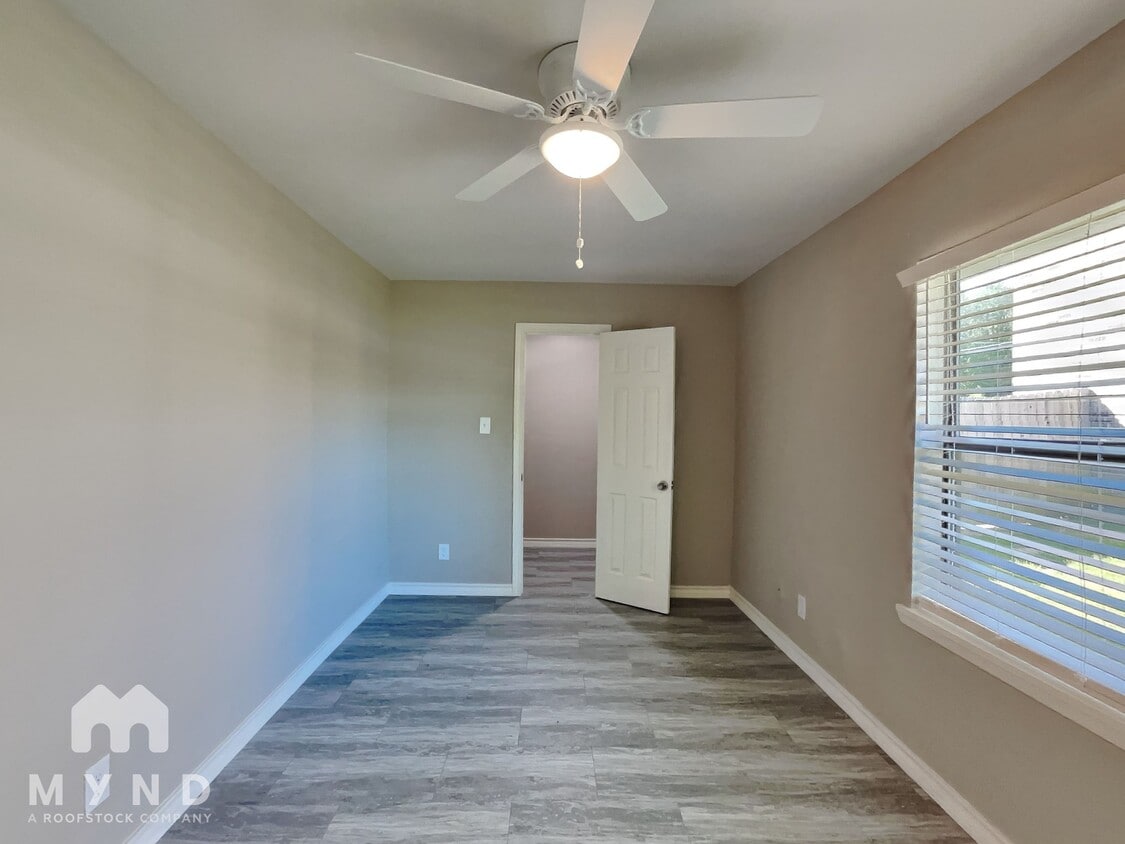 Building Photo - 1507 Cardinal Dr
