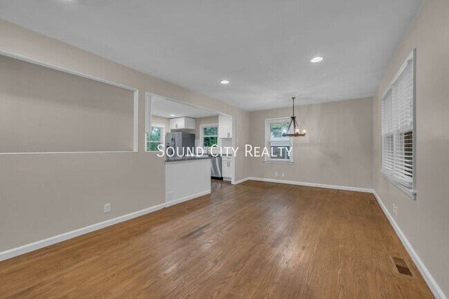 Building Photo - 2820 St Edwards Dr