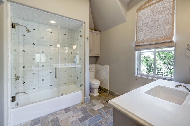 Building Photo - 5610 Lynbrook Dr