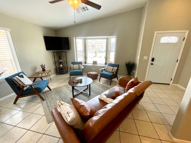 Building Photo - Luxurious Fully Furnished 3 Bedroom Home with Garage!