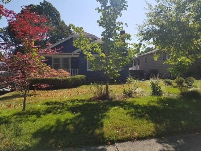 Building Photo - N. 25th Ave 2 bedroom Craftsman w/basement