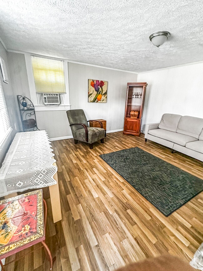 Building Photo - 210 Thurston Ave