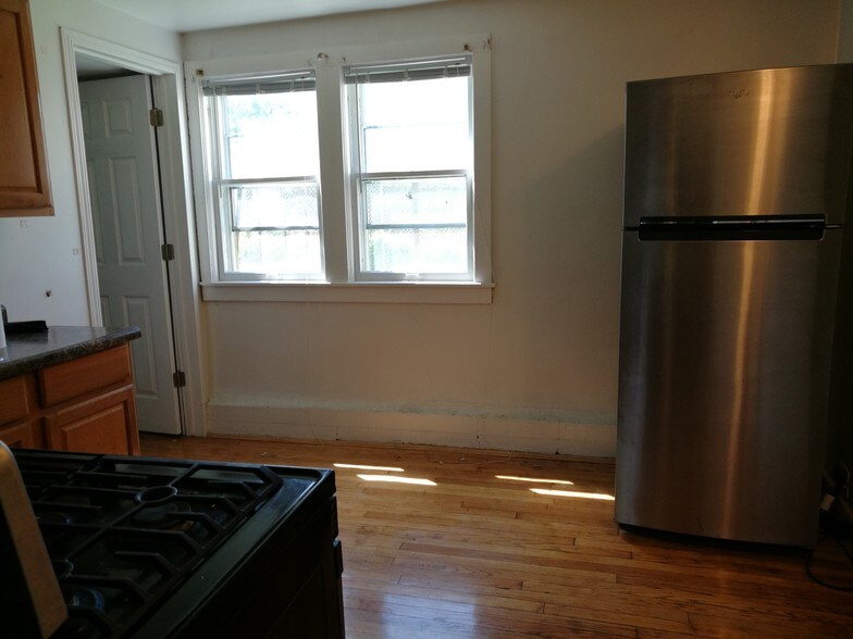 Kitchen - 1131 E Kane Pl