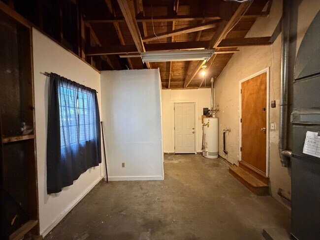 Building Photo - 2838 La Veta Dr