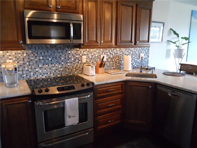 Building Photo - 1303 Capella S