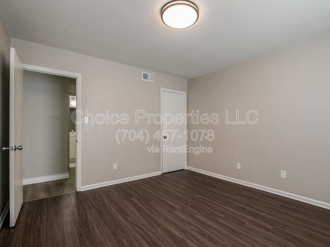 Building Photo - 5804 Cedars E Ct