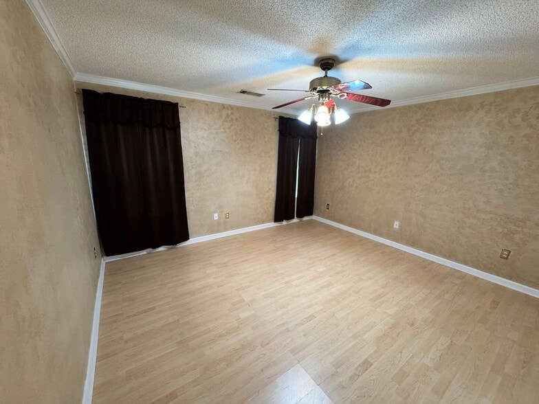 Building Photo - 2025 Baramore Oaks Dr