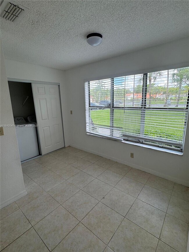 Building Photo - 3400 Pinewalk Dr N
