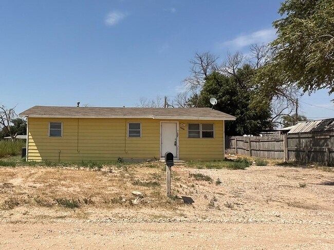 Building Photo - Available Now! MOVE IN SPECIAL!!