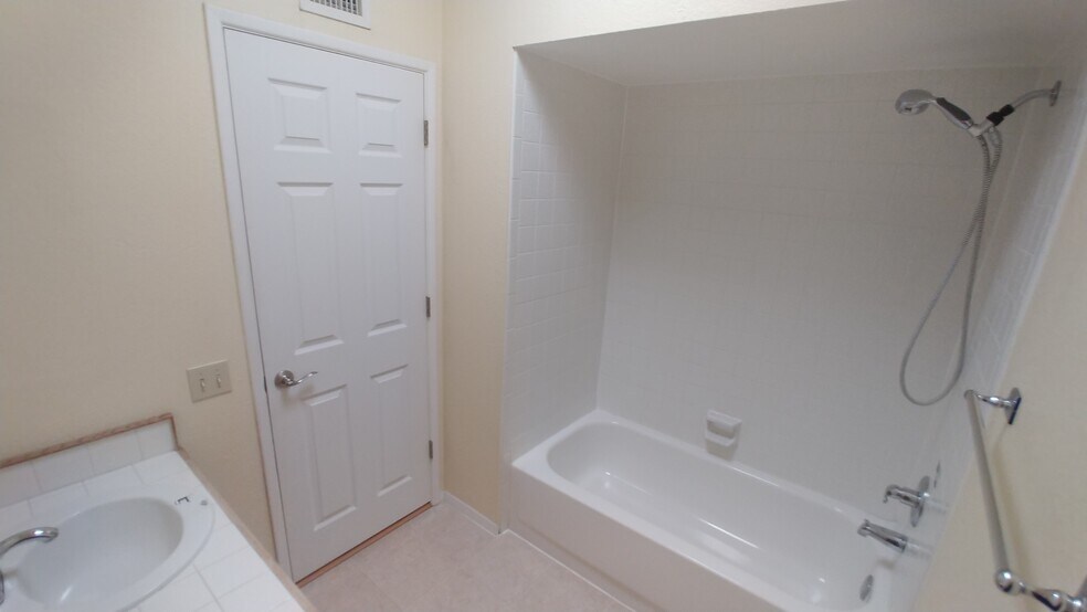 2nd Bathroom - 539 Mallard Cir W