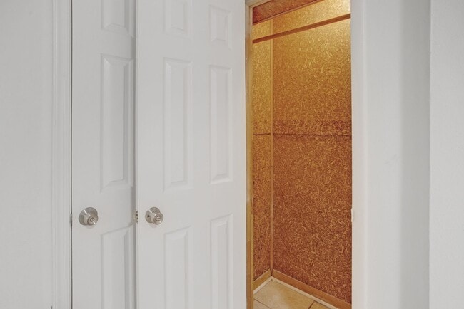 Building Photo - Renovated 4BR/3.5BA Townhome in Stafford –...