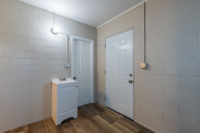 Building Photo - N Lewis Pl Triplex